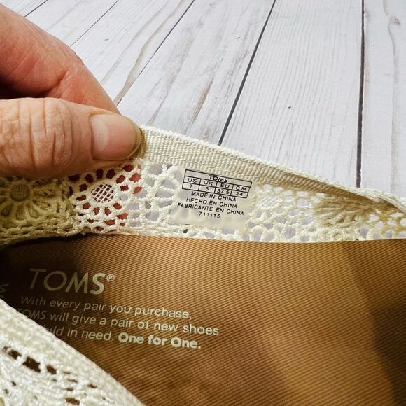 TOMS Cream Lace Flat Slip On Canvas Shoes Sz 7 - Picture 3 of 5